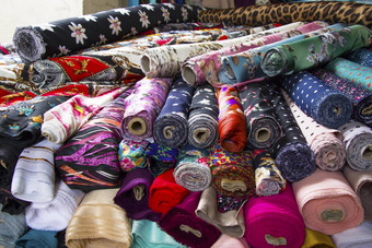 制造丝绸布商店架子上滚丝绸市场多色模式纹理背景