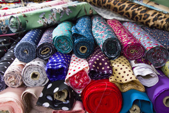 制造丝绸布商店架子上滚丝绸市场多色模式纹理背景