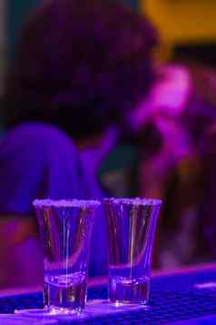 龙舌兰酒照片酒吧表格晚上聚会，派对人背景含酒精的完整的照片蓝色的领导光