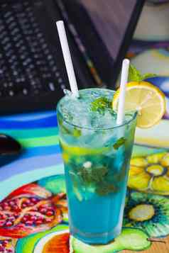 蓝色的鸡尾酒库拉索岛柑橘类笔记本背景工作空间含酒精的喝夏天假期