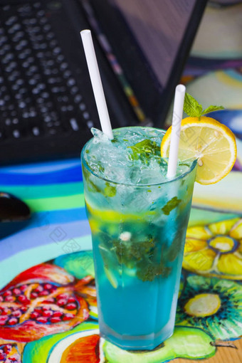 蓝色的鸡尾酒库拉索岛柑橘类笔记本背景工作空间含酒精的喝夏天假期