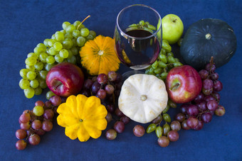 完整的红色的酒玻璃秋天秋天收获南瓜苹果葡萄