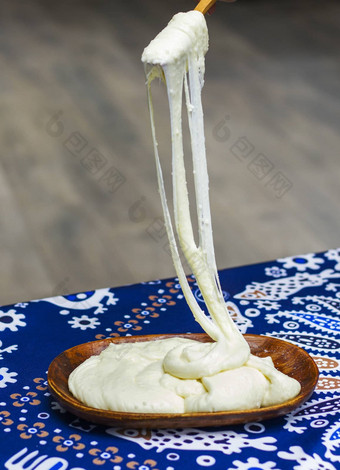 格鲁吉亚传统的食物埃拉吉餐奶酪<strong>玉米</strong>烤准备好了吃表格餐厅