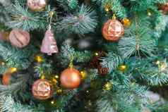美丽的圣诞节树装饰色彩斑斓的玩具花环