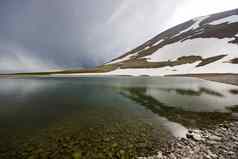 高山山湖景观白天色彩斑斓的景观雪云