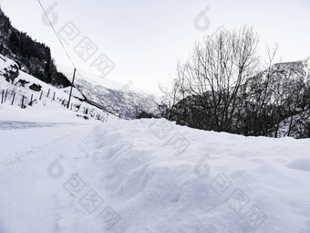 白雪覆盖的路冬天景观弗拉姆峡湾挪威