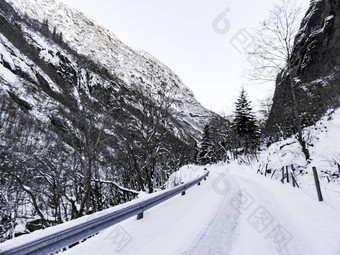 白雪覆盖的路冬天景观弗拉姆峡湾挪威