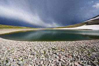 高山山湖景观色彩斑斓的自然视图格鲁吉亚湖旅行目的地