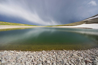 高山山湖景观色彩斑斓的自然视图格鲁吉亚湖旅行目的地