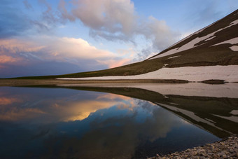 高山山湖景观色彩斑斓的自然视图格鲁吉亚湖旅行目的地