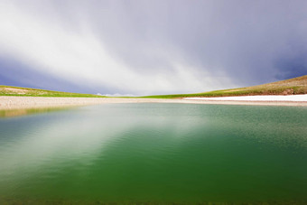 高山山湖景观色彩斑斓的自然视图格鲁吉亚湖旅行目的地