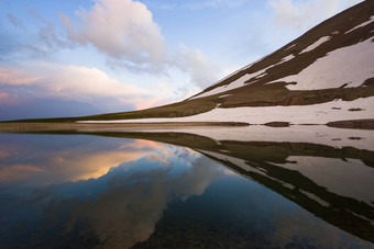 高山山湖景观色彩斑斓的自然视图格鲁吉亚湖旅行目的地