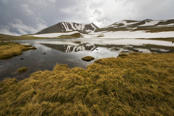 高山山湖景观色彩斑斓的自然视图格鲁吉亚湖旅行目的地