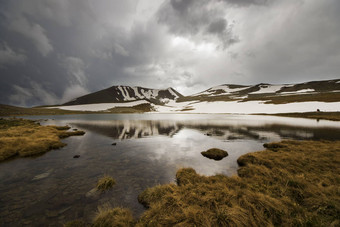 高山山湖景观色彩斑斓的自然视图格鲁吉亚湖旅行目的地