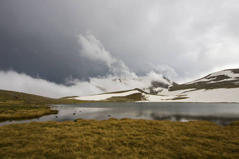 高山山湖景观色彩斑斓的自然视图格鲁吉亚湖旅行目的地