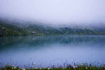 <strong>山</strong>湖<strong>雾</strong>有<strong>雾</strong>的湖令人惊异的景观视图高<strong>山</strong>湖okhrotskhali斯瓦涅季