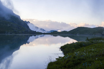 <strong>山</strong>湖<strong>雾</strong>有<strong>雾</strong>的湖令人惊异的景观视图高<strong>山</strong>湖okhrotskhali斯瓦涅季