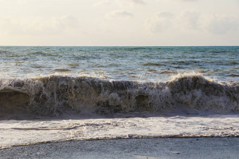 <strong>狂风暴雨</strong>的黑色的海水背景<strong>狂风暴雨</strong>的天气波溅巴统乔治亚州