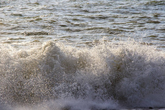 <strong>狂风暴雨</strong>的黑色的海水背景<strong>狂风暴雨</strong>的天气波溅巴统乔治亚州