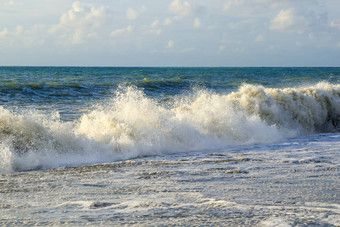 <strong>狂风暴雨</strong>的黑色的海水背景<strong>狂风暴雨</strong>的天气波溅巴统乔治亚州