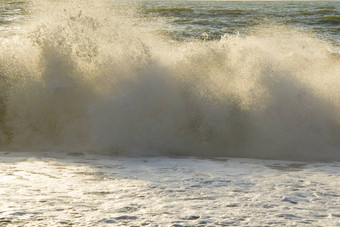 狂风<strong>暴雨</strong>的黑色的海水背景狂风<strong>暴雨</strong>的天气波溅巴统乔治亚州