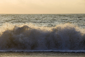 <strong>狂风暴雨</strong>的黑色的海水背景<strong>狂风暴雨</strong>的天气波溅巴统乔治亚州