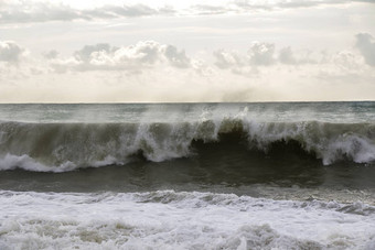 狂风<strong>暴雨</strong>的天气波溅巴统乔治亚州狂风<strong>暴雨</strong>的黑色的海