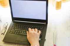 女人工作首页办公室笔记本移动PC铅笔的事情业务工作过程桌面键盘