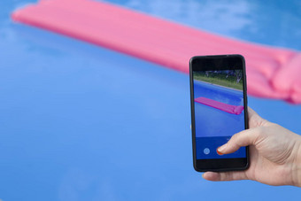 照片视频游泳池粉红色的床垫夏季空池假期假期拍摄场景