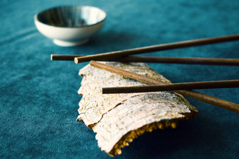 空亚洲餐具碗馅饼筷子蓝色的背景