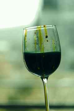 油漆葡萄酒杯红色的蓝色的颜色水