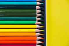五彩缤纷的色彩斑斓的铅笔黄色的背景静止的事情画