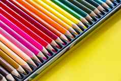 色彩斑斓的五彩缤纷的铅笔画绘画