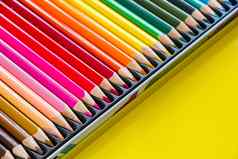 色彩斑斓的五彩缤纷的铅笔画绘画