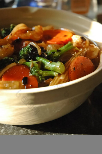 中国人蔬菜炒热能大米黑色的豆酱汁