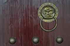 古董金狮子中国人点缀通过旋钮红色的门