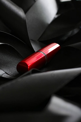 红色的口红黑色的丝绸背景奢侈品化妆美
