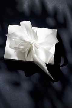 奢侈品假期白色礼物盒子丝绸丝带弓黑色的