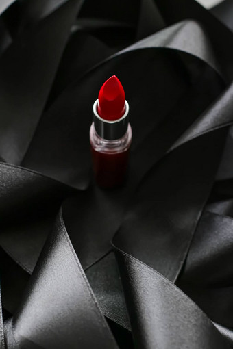 红色的口红黑色的丝绸背景奢侈品化妆美