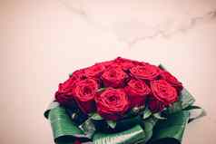 奢侈品花束红色的玫瑰大理石背景美丽的流