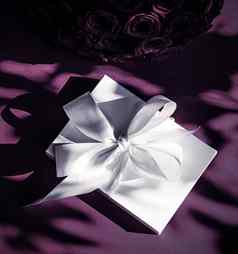 奢侈品假期丝绸礼物盒子花束玫瑰紫色的回来