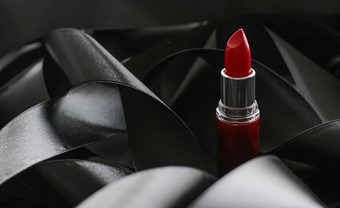 红色的<strong>口红黑色</strong>的丝绸背景奢侈品化妆美