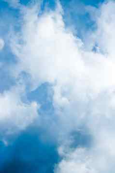 梦幻蓝色的天空云精神上的自然背景