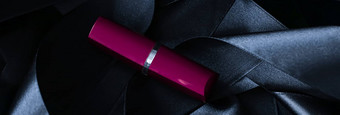 紫色的<strong>口红黑色</strong>的丝绸背景奢侈品化妆bea