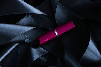 紫色的口红黑色的丝绸背景奢侈品化妆bea