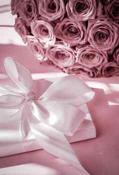 奢侈品假期丝绸礼物盒子花束玫瑰脸红粉红色的