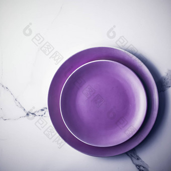 紫色的空板大理石表格背景餐具装饰