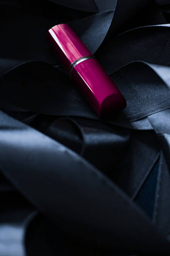 紫色的口红黑色的丝绸背景奢侈品化妆bea