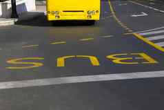 黄色的公共汽车公共汽车文本路第比利斯