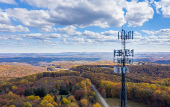 细胞电话移动服务塔草木丛生的区域西维吉尼亚州提供宽带服务